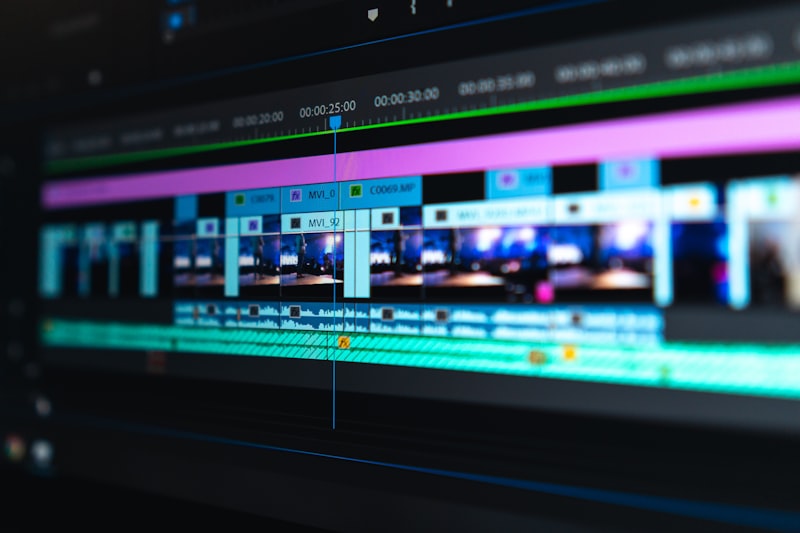 Ein Videoeditor schneidet ein Onlinekurs-Video mit komplexer Zeitleiste am Monitor